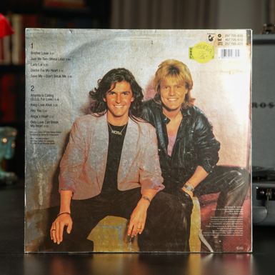 Виниловая пластинка с электронной музыкой фото