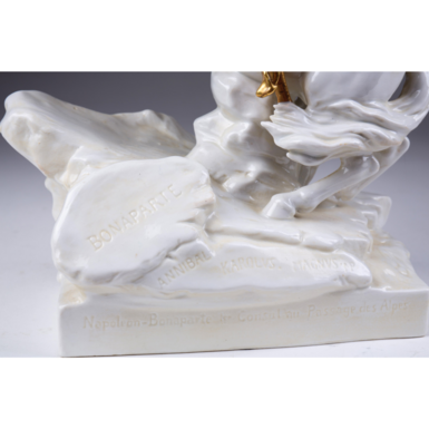 Декоративні елементи на фото статуетки