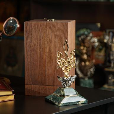 trident figurine photo