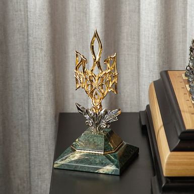 statuette for the leader photo