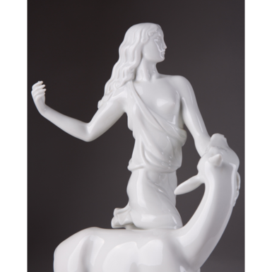 Скульптура дівчини фото