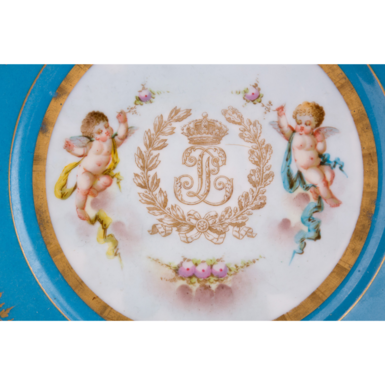 Изображение купидонов в центре тарелки фото