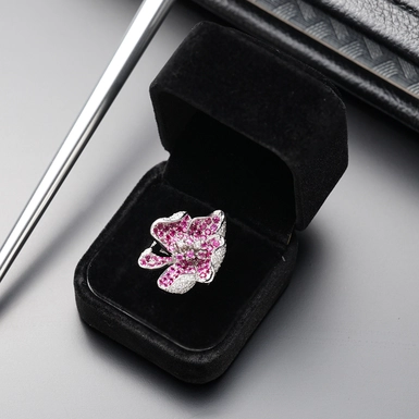 wow видео Кольцо из белого золота с бриллиантами и рубинами "Pink flower"