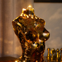 Декоративна золота статуетка світильник фото 1
