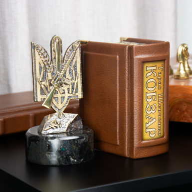 Статуэтка и книга фото