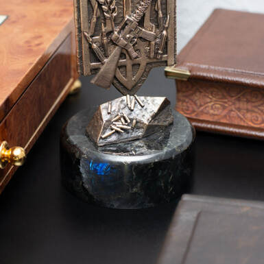 Статуэтка на постаменте фото