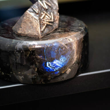 Постамент из лабрадорита фото