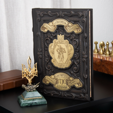 Статуетка та подарунковий набір фото