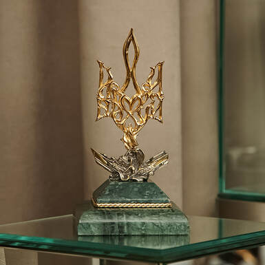 Статуетка на мармуровій підставці фото