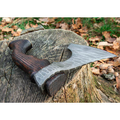 Топор на бревне фото