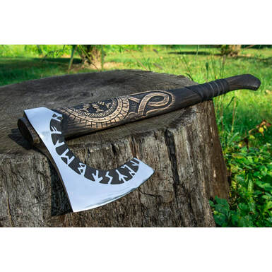 Топор с деревянной ручкой фото