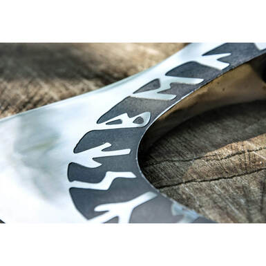 Руны на лезвии топора фото