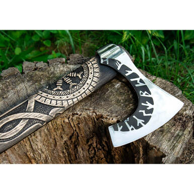 Обратная сторона топора с рунами фото