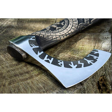 Топор на бревне фото