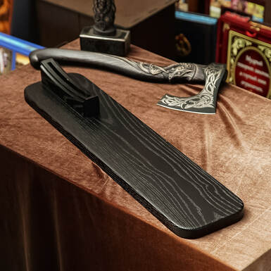 Деревянная подставка для топора фото