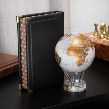 Глобус и обратная сторона книги фото