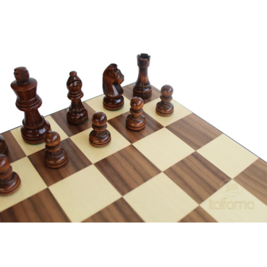 Шахматы из дерева на доске фото