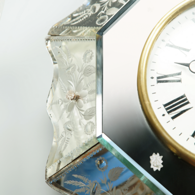 Часы из дерева и стекла фото