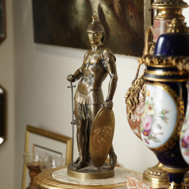 Статуетка в інтер'єрі фото