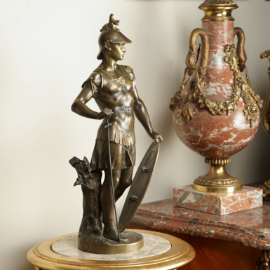 Скульптура на постаменті фото