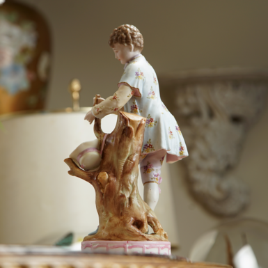 The back side of the statuette photo