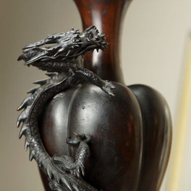 Антикварная бронзовая ваза фото