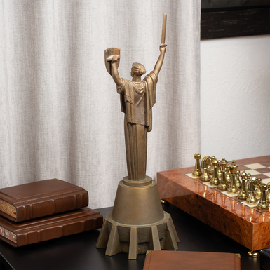 Зворотний бік статуетки фото