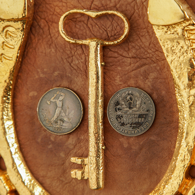 Ключ и две монеты фото