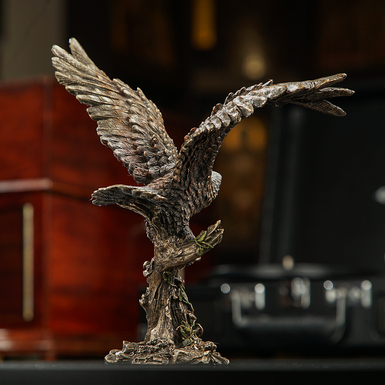 орел на ветке фото 1