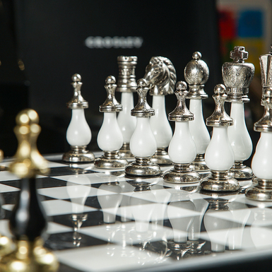 світлі шахові фігури фото 1