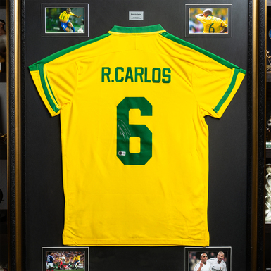 wow видео Автограф футболиста Роберто Карлоса на футболке сборной Бразилии