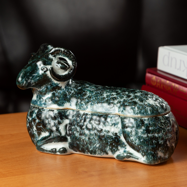 Фарфоровая антикварная масленка "Темный баранчик", 19 век фото