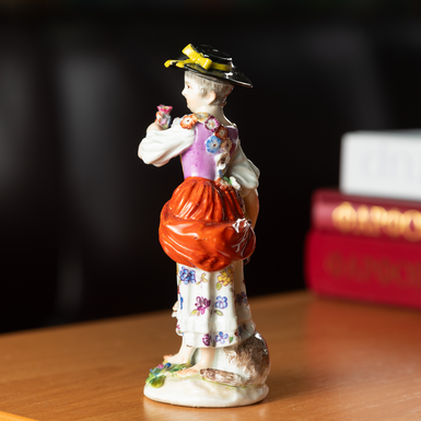 The back side of the statuette photo