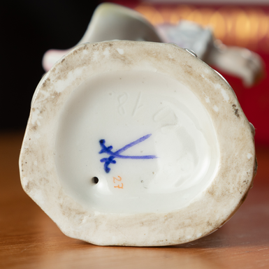 Тавро на дні статуетки фото