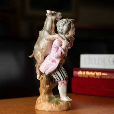 Хлопчик з козенятком фото