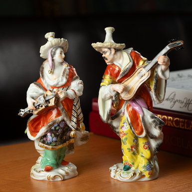 Фарфоровая пара статуэток фото