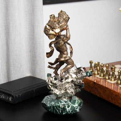 Скульптура на мраморном постаменте фото