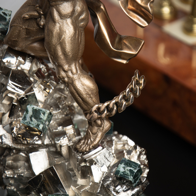 Цепь на ноге Титана фото