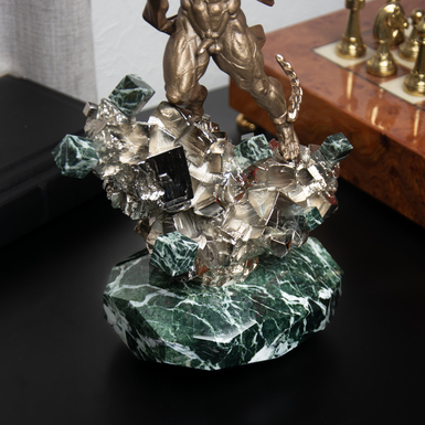 Поза статуи фото