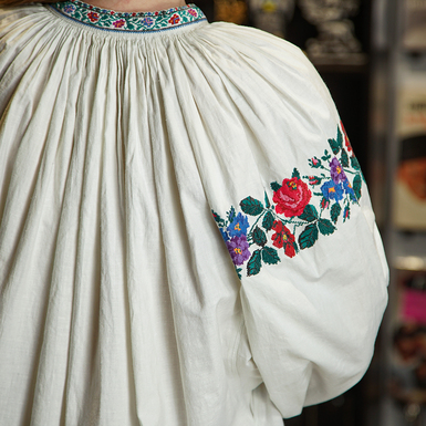 Яркая вышивка фото