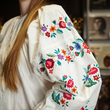 Вишитий квітковий візерунок фото