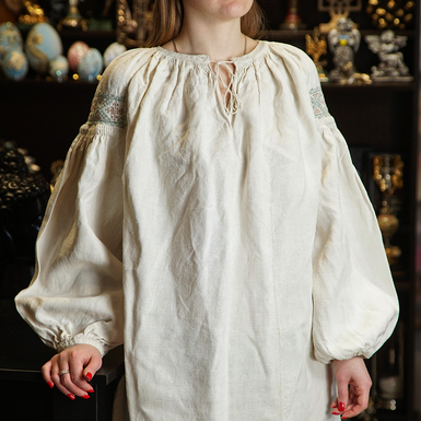 Вышитая рубашка с манжетами фото