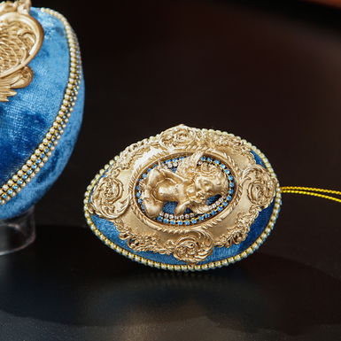 Volumetric figures on eggs photo