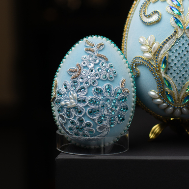 Маленькое яйцо на подставке фото