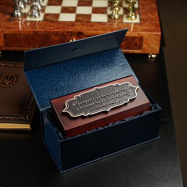 Декоративная бронзовая табличка «Страсть – это вдохновение тела, а любовь – это вдохновение души. Лина Костенко» фото