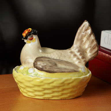 Фарфоровая антикварная масленка-икорница "Курочка", 19 век фото