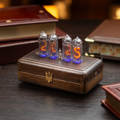 Настольные часы в корпусе из дуба фото