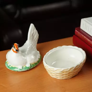 wow video Фарфоровая антикварная масленка-икорница "Белая курочка", 19 век