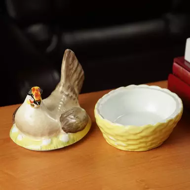 wow video Фарфоровая антикварная масленка-икорница "Курочка", 19 век