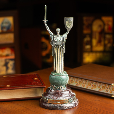 Статуетка на постаменті фото